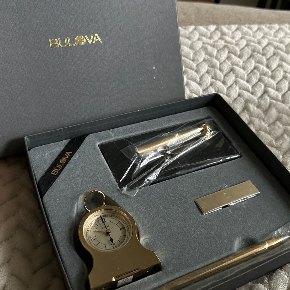 Bulova vintage alarm clock and pen set new in box
